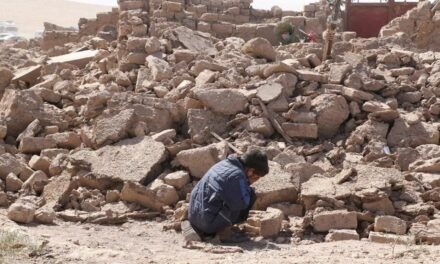 Afeganistão/Habitantes procuram familiares nos escombros, ajuda internacional é escassa