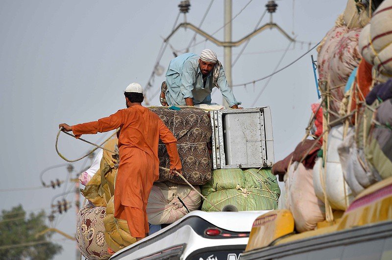 Paquistão/Milhares de refugiados afegãos deixam Paquistão na véspera do prazo para expulsão
