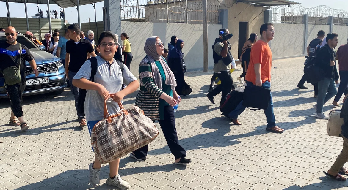Faixa de Gaza/Civis estrangeiros e binacionais começaram a sair para o Egipto, via Rafah