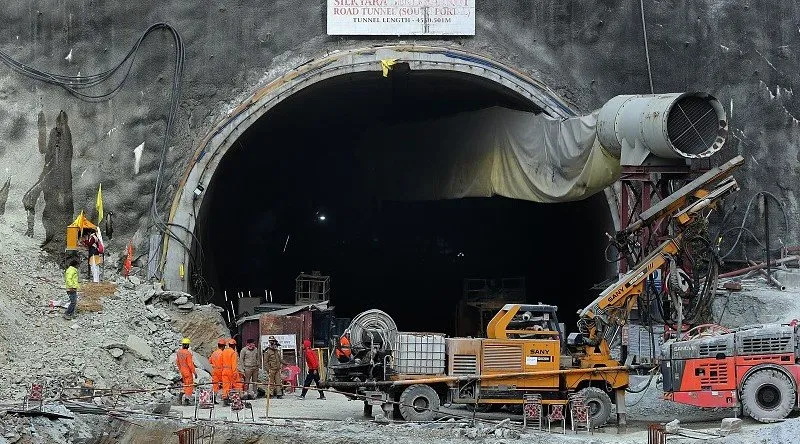 Índia/Equipas de resgate a cinco metros de trabalhadores soterrados em túnel na Índia