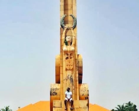 O Monumento aos Heróis da Independência na Praça dos Heróis Nacionais em frente ao Palácio Presidencial em Bissau, Guiné Bissau