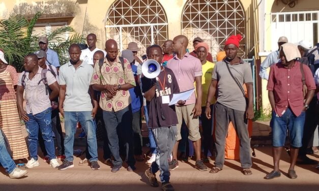 Um grupo de trabalhadores da empresa JOMAV realizam vigília à porta da empresa para exigir pagamento de salário em atraso