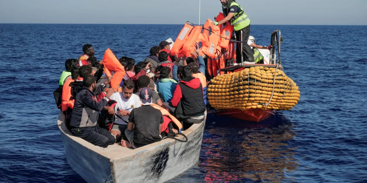 Migração/Navio humanitário resgata 244 pessoas no Mediterrâneo e segue para Itália