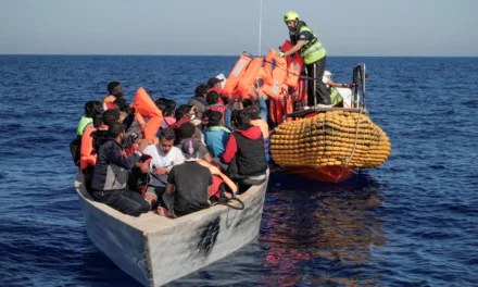 Migração/Navio humanitário resgata 244 pessoas no Mediterrâneo e segue para Itália