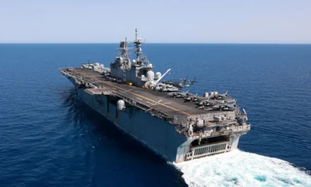 EUA/Navio de guerra americano e barcos comerciais atacados no Mar Vermelho