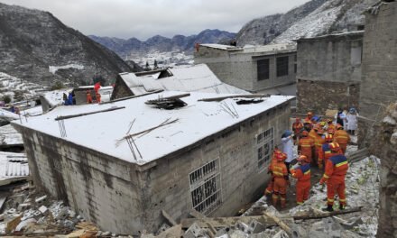 China/Sobe para 11 número de mortos causado por aluimento de terras no sudoeste da China