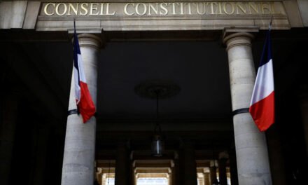 França/ Conselho Constitucional chumba em larga escala lei da Imigração