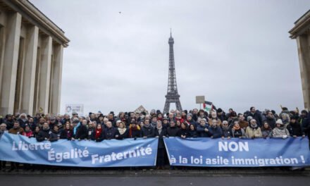 França/ Nova lei de imigração fomenta “a preferência nacional”