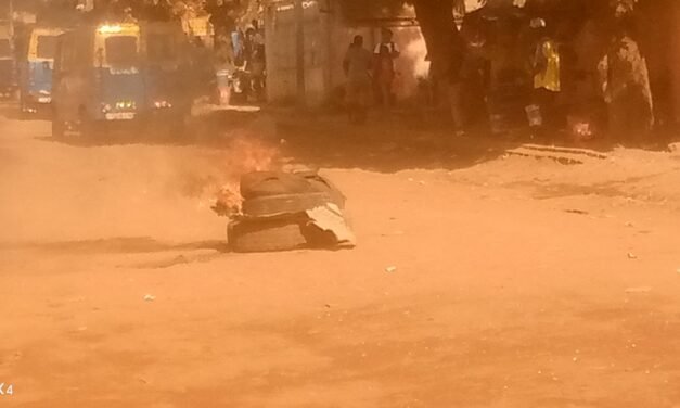 Marcha Pai Terra Ranka/Jovens do Chão de Papel incendiam pneus junto a rotunda da clínica “Céu e Terra”