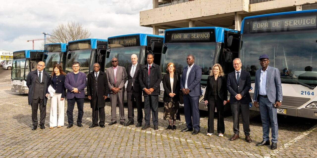Transportes terrestres//Cidade portuguesa do Porto doa 21 autocarros a Guiné-Bissau