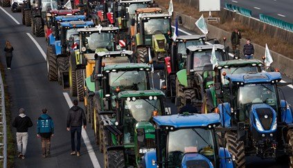 França/ Sindicatos de agricultores apelam à suspensão dos bloqueios de estradas