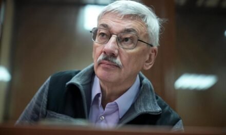 Rússia/Defensor de direitos humanos  Oleg Orlov julgado em Moscovo