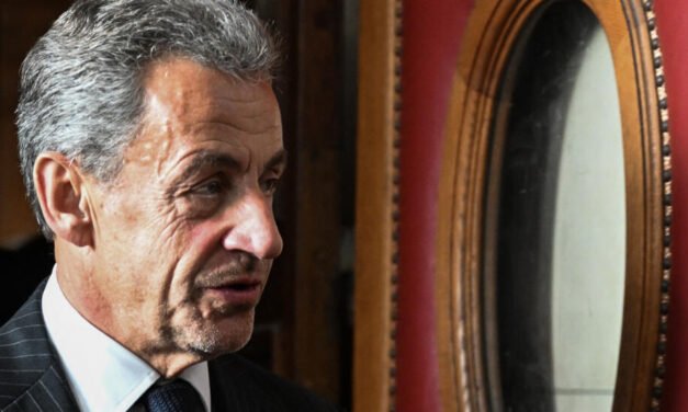França/ Sarkozy condenado a 1 ano de prisão, com 6 meses de pena efetiva