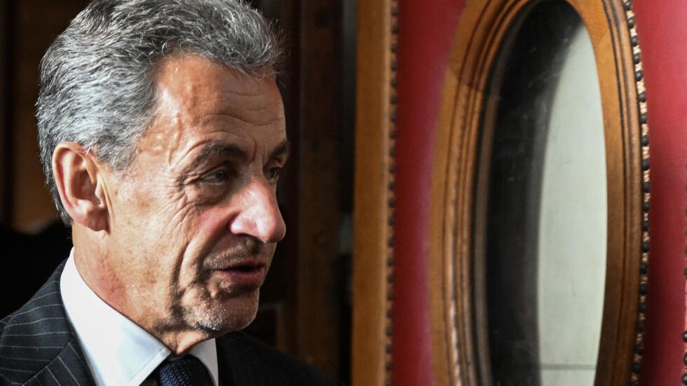 França/ Sarkozy condenado a 1 ano de prisão, com 6 meses de pena efetiva