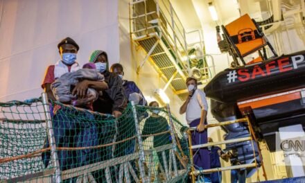 Espanha/Navio humanitário resgata 134 pessoas a bordo de barcaça no Mediterrâneo