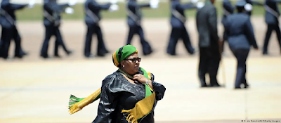 África do Sul/Presidente do parlamento  detida por corrupção