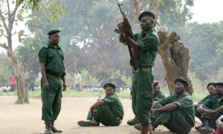 Moçambique/ Parlamento aumenta tempo do serviço militar obrigatório para cinco anos