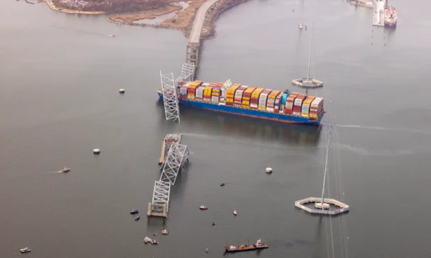 EUA/Navio que colidiu com ponte de Baltimore transportava químicos perigosos