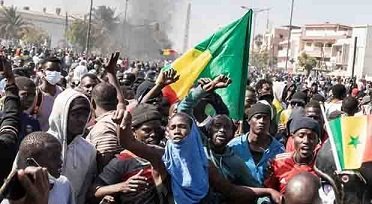 Senegal/Centenas de manifestantes exigem eleições presidenciais em Abril