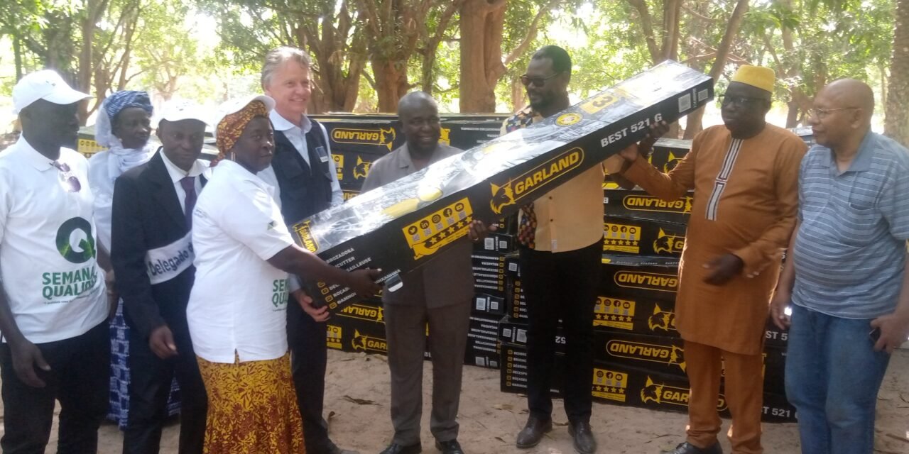 Agricultura/Projecto WACOMP-GB entrega 150 kits de cortadores de relva aos atores da fileira de manga