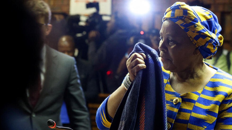 África do Sul/Presidente do parlamento   acusada de corrupção detida