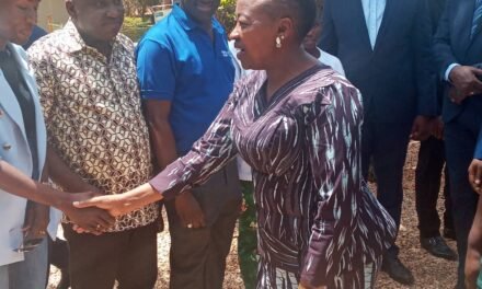 Diplomacia/Primeira Dama de Quénia oferece  20 mil dólares para Aldeia SOS e HNSM