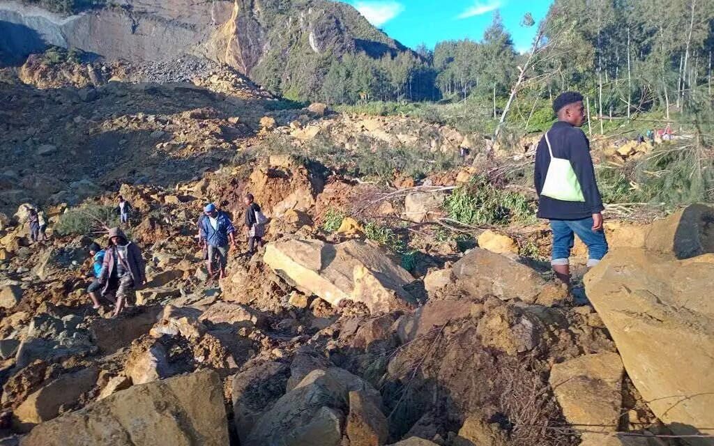Papua Nova Guiné/Mais de duas mil pessoas soterradas em deslizamento de terras