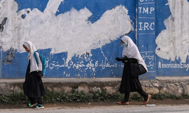 Afeganistão/Talibãs confirmam que 74 mulheres foram envenenadas em escola