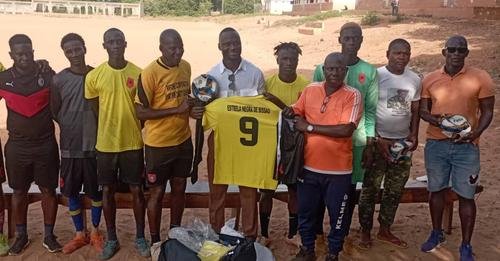 Anaxímenes Pereira doa materiais desportivos à Estrela Negra de Bissau