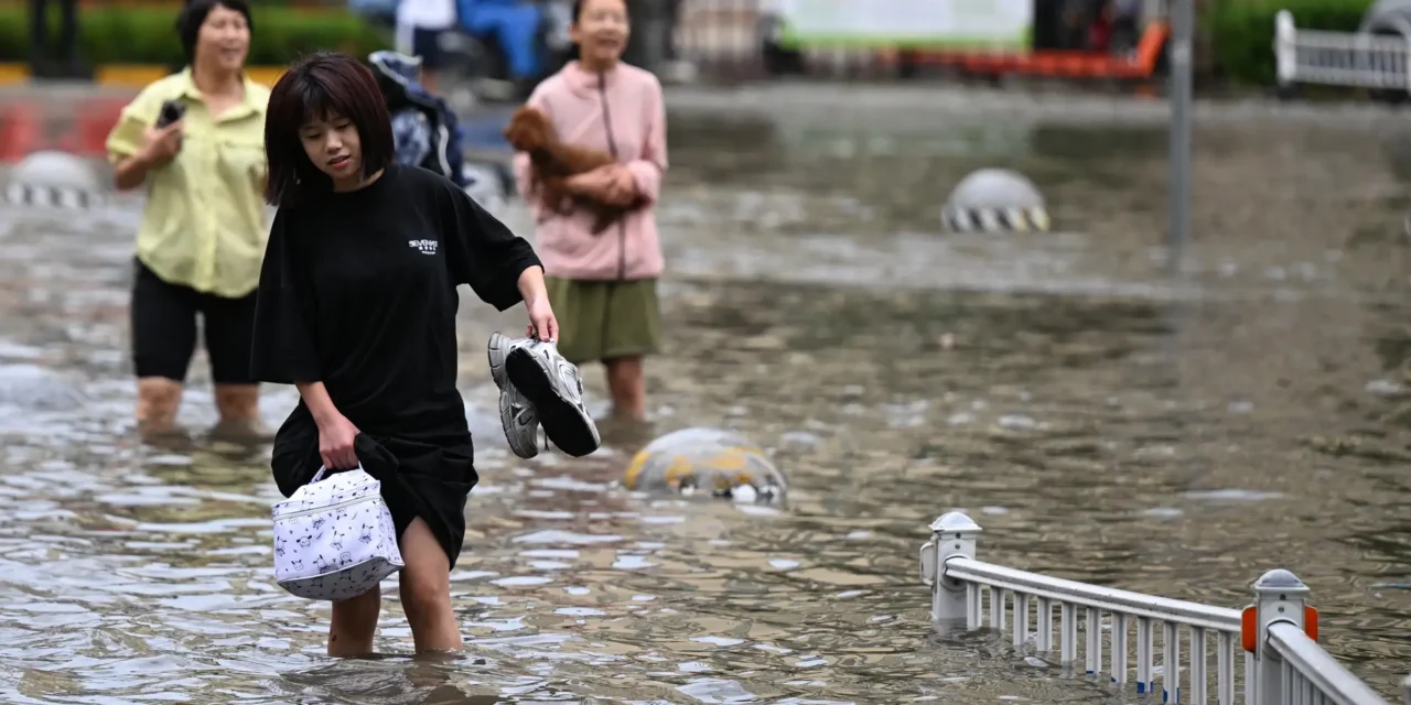 China/Dezenas de pessoas desaparecidas em inundações que fizeram 25 mortos