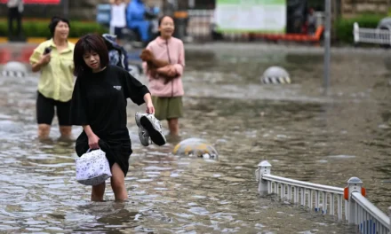 China/Dezenas de pessoas desaparecidas em inundações que fizeram 25 mortos