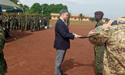 Forças Armadas/Ministro da Defesa recomenda  proteção da sociedade aos  39 oficiais recém formados em  “Técnicas de Combate “