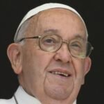 Religião/Vaticano excomunga arcebispo por acusações de cisma e ataques ao Papa
