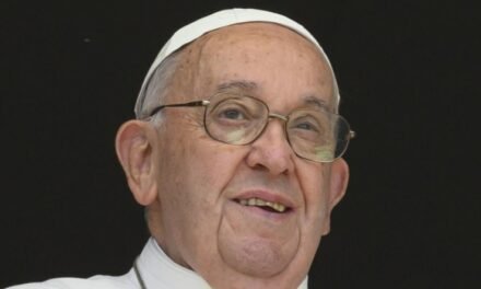 Religião/Vaticano excomunga arcebispo por acusações de cisma e ataques ao Papa