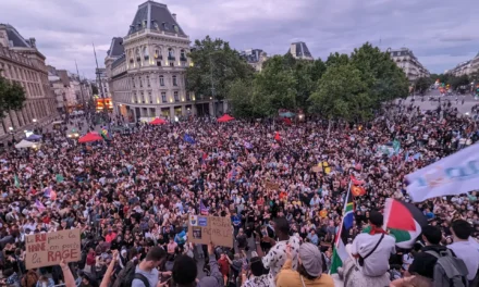França/Milhares de parisienses manifestam-se contra extrema-direita e pedem clarificação a Macron