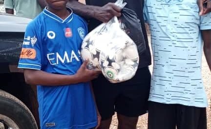 Jogador de origem guineense do  BAYERN visita ALDEIA SOS em Bissau
