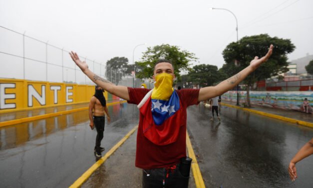 Venezuela/ Pelo menos um morto e 46 detidos em manifestações nas ruas