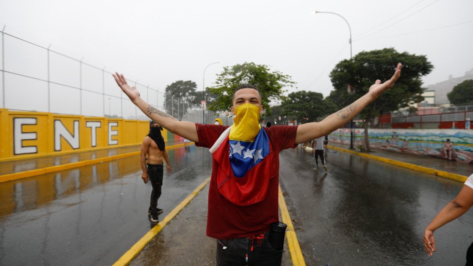 Venezuela/ Pelo menos um morto e 46 detidos em manifestações nas ruas