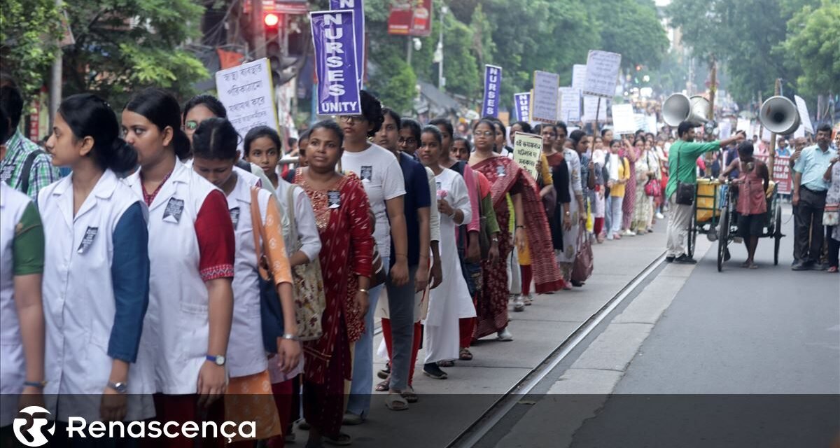 Índia/Profissionais de saúde indianos intensificam protestos após violação de médica