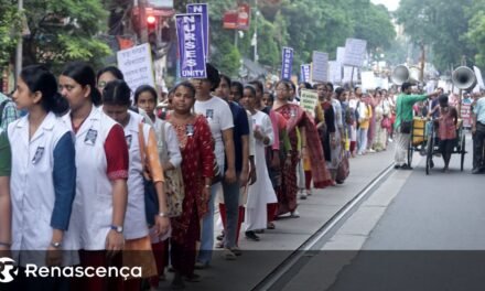 Índia/Profissionais de saúde indianos intensificam protestos após violação de médica