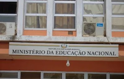 Polícia dispersa estudantes em vigília  contra aumento do valor das  mensalidade nas Escolas Superiores do Estado