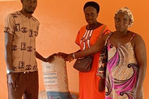 Regiões/Administrador de Prábis doa 10 sacos de cimento para apoiar na construção de pavilhão da escola de seção de Cumura 