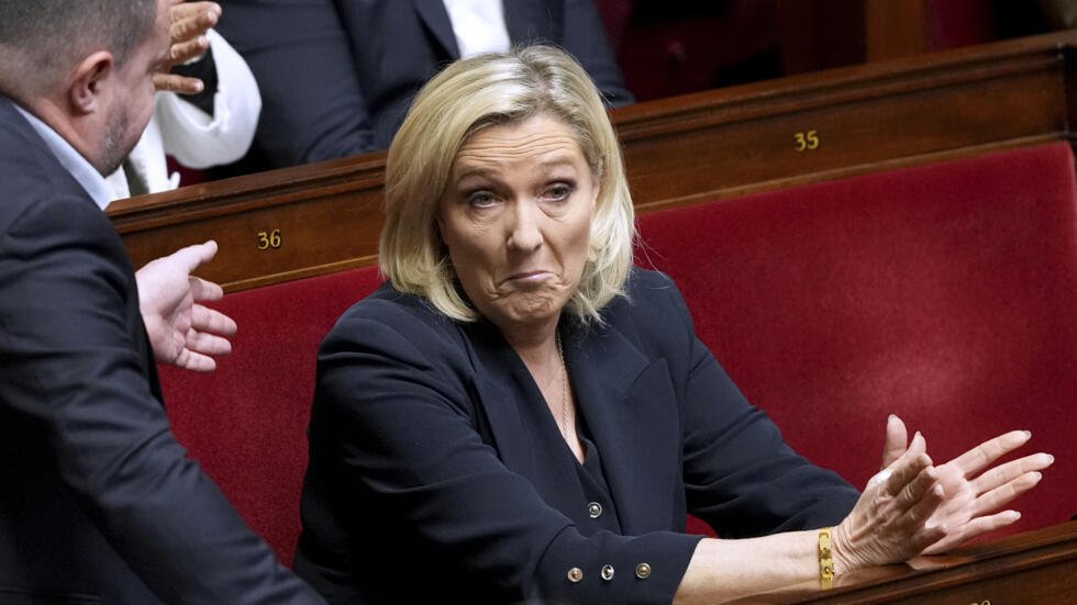 França/Imprensa  critica ‘aposta no caos’ feita por Marine Le Pen ao derrubar governo