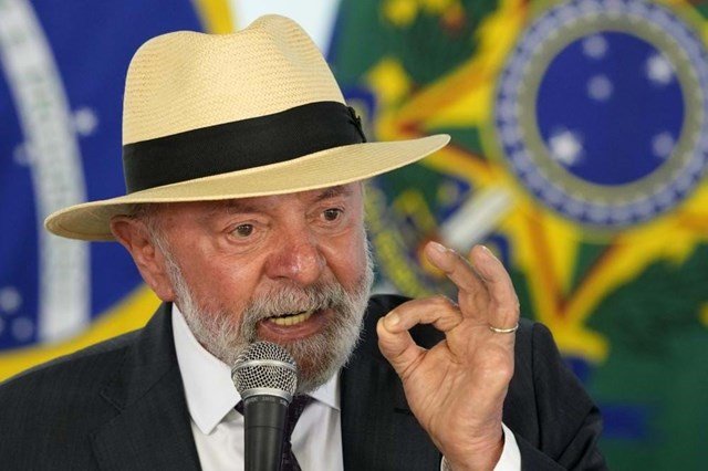 Brasil/Lula assina lei que proíbe uso de telemóvel nas escolas brasileiras