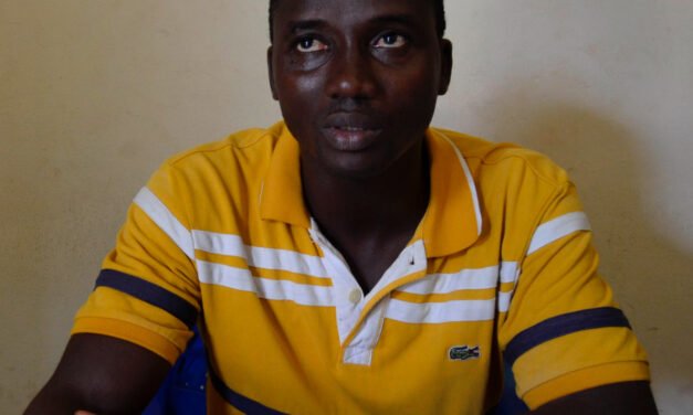 Ensino/ SINAPROF entrega novo pré-aviso de greve