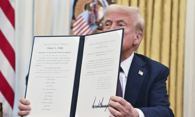 EUA/”Grande honra”. Trump perdoa ativistas antiaborto condenados por ataque