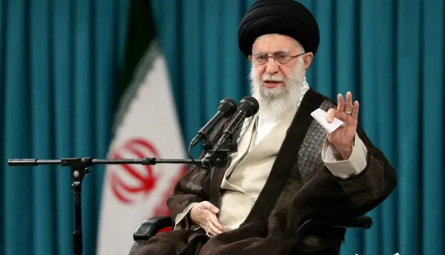 Irão/Ali Khamenei exige fim de ataques dos EUA contra hutis no Iémen