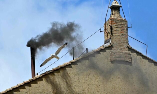 Vaticano/Fumo negro na chaminé  no início do segundo dia de votação