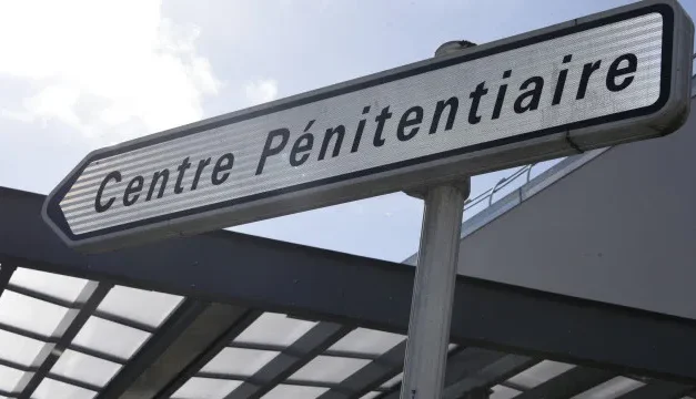 França/Ataques a prisões  ligados ao narcotráfico. Há 21 suspeitos