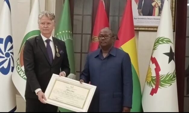 Cooperação/Presidente da República condecora Embaixador da União Europeia com “Medalha de Mérito, Cooperação e Desenvolvimento”